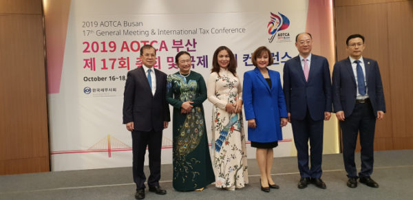 Bà Nguyễn Thị Cúc (thứ 2 từ trái sang) là trưởng đoàn đại diện VTCA tham dự Hội nghị 